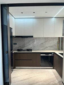 Buffet moderne en noyer avec dessus en marbre et tiroirs de rangement, idéal pour appartement, sur mesure - Product Image 1