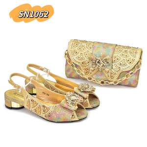 Set di Scarpe e Borsa Italiane per Feste, Abbinamento Donna, Decorato con Strass, Scarpe Firmate e Borsa a Catena di Lusso - Product Image 5