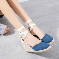 Sandales compensées femme bleues en jean à bout fermé, avec liseré effiloché, lacets à nouer autour de la cheville et plateforme tressée, chaussures d'été