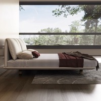 Lit suspendu moderne italien en cuir souple inclinable, taille double king size, ensemble de chambre à coucher, design oreille d'éléphant