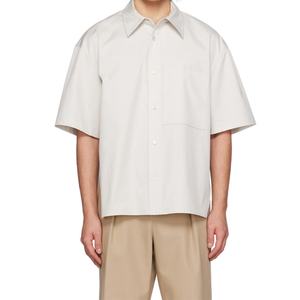 เสื้อเชิ้ตผ้าฝ้ายสีเทาทรงหลวม แขนสั้น ตะเข็บข้างระบายอากาศ มีกระเป๋าปะ  สำหรับผู้ชาย พร้อมโลโก้แบบกำหนดเอง - Product Image 3