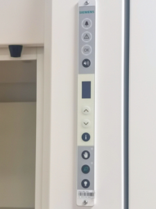 Contrôle industriel avec écran tactile capacitif 1280x720 pour système de ventilation de hotte à flux variable (VAV) avec boîtier ABS - Product Image 1