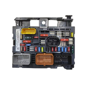 กล่องฟิวส์ Peugeot Citroen 9809742780 ชิ้นส่วนยานยนต์สำหรับติดตั้งบนแผง - Product Image 1