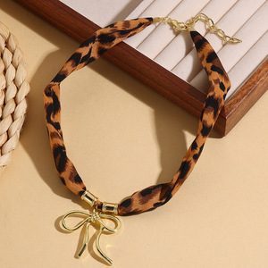 Collana Sciarpa da Donna alla Moda, Personalizzata, Leggera, con Stampa Leopardata, in Tessuto Annodato, con Ciondolo - Product Image 4