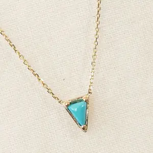 फैशनेबल 925 स्टर्लिंग चांदी की चेन हीलिंग पत्थर सोना मढ़वाया त्रिकोण आकार ब्लू मरकत लटकन हार
