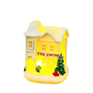 Miniature de maison en résine, paysage de Noël, décor lumineux blanc, ornement d'intérieur, ensemble cadeau, finition mate de 2,9 pouces - Product Image 5