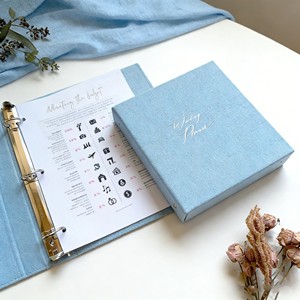 Carnet de planification de mariage personnalisé et organiseur en lin, <span class=keywords><strong>cadeau</strong></span> de fiançailles pour les couples nouvellement fiancés avec boîte de rangement à pochette - Product Image 1