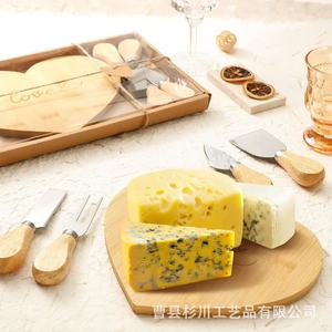 Plateau à fromage en bambou en forme de cœur avec ensemble de couteaux pour cadeau de mariage ou service de fête - Product Image 2