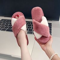 Sepatu Sandal Musim Dingin untuk Wanita Pria Pasangan Ringan Berbulu Empuk Anti-Selip Bulu Buatan Model Terbuka