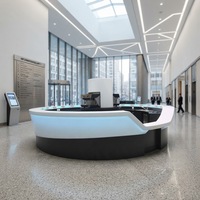 Comptoir d'accueil personnalisé rond avec éclairage RGB pour les informations d'enregistrement à l'aéroport et dans le hall