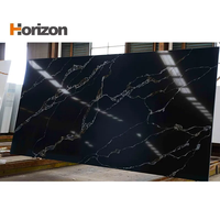 Dalle de pierre de quartz Calacatta noir Surface de quartz polie durable non poreuse résistante aux taches pour dosseret d'escalier de comptoir