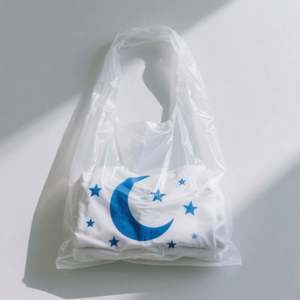 ถุงช้อปปิ้ง PE แบบกำหนดเองพร้อมส่ง  ลายพิมพ์กราเวียร์  ย่อยสลายได้  ดีไซน์ข้างขยายพร้อมหูหิ้วและโลโก้ - Product Image 1