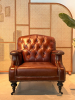 Amerikanischer Retro-Sessel aus gewachstem Leder im Chesterfield-Stil mit Knopfheftung und Rollen
