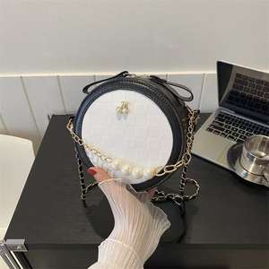 Elegante bandolera redonda con perla y diseño de dos tonos - Product Image 3