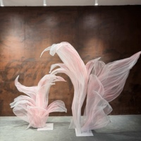 Installation géante en organza rose dégradé avec pétales fluides pour toile de fond de mariage, vitrine de centre commercial, fête d'anniversaire, décoration de scène d'événement