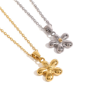 Collier avec pendentif fleur en acier inoxydable plaqué or 18 carats, unisexe, à porter au quotidien - Product Image 1
