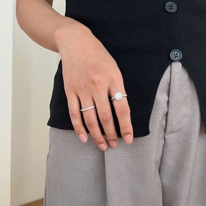Bague de mariage Dylam au design classique en argent sterling 925 pour femme, avec cercle éternité empilable et zircone cubique 5A, pour fiançailles et mariages - Product Image 4