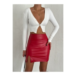 Mini-jupe en similicuir avec ceinture élastique et fente latérale, couleur rouge - Product Image 2