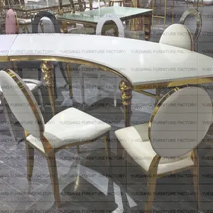 Vente en gros, chaises et tables d'invités empilables bon marché, ensembles de tablettes en vrac pour espace de mariage