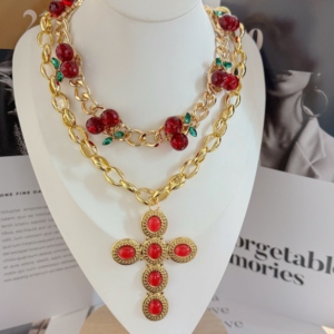 Nouveau collier en chaîne cubaine avec pendentif en zircon croisé en pierre de verre <span class=keywords><strong>rouge</strong></span> cerise à la mode Bijoux de luxe uniques plaqués or - Product Image 2