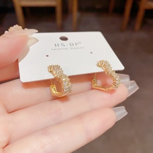 Nuevos pendientes de aro de alta calidad de moda de verano para mujer, nuevo diseño, exquisita perla envuelta en corazón, patrón de circón, regalo principalmente de cobre - Product Image 3