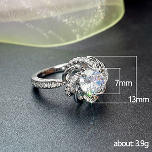 Bague de fiançailles en zircon Rosebud pour femme, bijou élégant et scintillant pour le doigt - Product Image 5