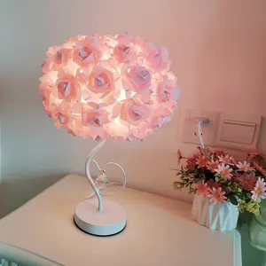 โคมไฟตั้งโต๊ะโลหะลายดอกกุหลาบสีสันสดใสดอกไม้สีชมพูสำหรับตกแต่งในเวลากลางคืนโคมไฟตั้งโต๊ะ LED ลายดอกไม้ห้องรับประทานอาหาร