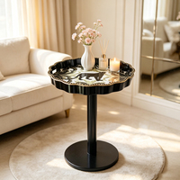 Plateau de service élégant à bords festonnés, table d'appoint avec poignées, motif floral, bordure dorée, base en piédestal noir, portable, décoration pour salon et chambre