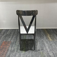 Chaises de salle à manger modernes en acier inoxydable argenté avec dossier en V et assise rembourrée en cuir blanc pour maison de luxe et restaurant d'hôtel