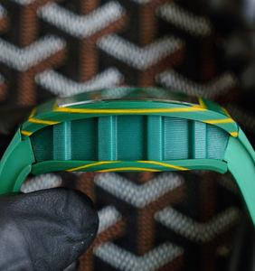 Montre pour homme haut de gamme en fibre de carbone avec cadran ajouré et style sportif vert, montre personnalisée conçue par des designers, disponible sur commande - Product Image 3