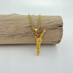 Yunnique – collier avec pendentif épée rétro européenne et américaine, en acier inoxydable doré, bijoux à la mode pour hommes et femmes - Product Image 3