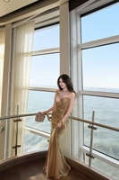 Robe de soirée sirène longue en cristal doré champagne, ornée de sequins asymétriques faits à la main, col en V et bretelles spaghetti