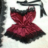 Set Piyama Tanpa Lengan Ketat Bahan Sutra Es Cherry Temptation untuk Wanita, Musim Panas, Seksi, Berenda, Dua Potong dengan Kemben dan Celana Pendek