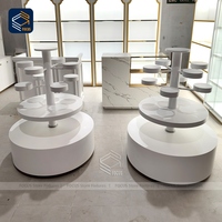Vitrine murale en bois laqué blanc sur mesure, motif marbre, comptoir avec bordure dorée, présentoir pour magasin de détail