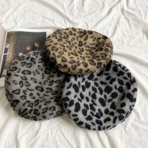 Vente en gros de bérets de haute qualité, très demandés, style portuaire, chic et personnalisé, à imprimé léopard, pour l'automne et l'hiver, décontractés, style artiste - Product Image 5