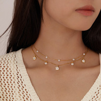 Collier pendentif personnalisé tendance à double couche en acier inoxydable plaqué or 18 carats avec imitation perle en forme de fleur et chaîne serpent pour