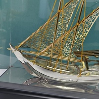 Modèle artisanal de bateau à voile en métal moulé de haute qualité, représentant un bateau arabe, avec base en bois – Cadeaux souvenirs pour récompenses sportives et commerciales