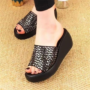 Femmes été élégant multicolore tissé pantoufles plage et bord de mer à la mode semelle épaisse <span class=keywords><strong>chaussures</strong></span> à semelles <span class=keywords><strong>compensées</strong></span> - Product Image 5