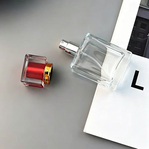 Flacone da Profumo di Lusso in Vetro Piatto Quadrato da 50ml, Elegante Bottiglia Vuota da Viaggio in Cristallo Ricaricabile da 50 ml con Tappo a Vite Spray - Product Image 6