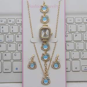 <span class=keywords><strong>ชุด</strong></span>เครื่องประดับนาฬิกาข้อมือแฟชั่นสำหรับ<span class=keywords><strong>ผู้หญิง</strong></span> ดีไซน์ลูกแมวน่ารัก ประดับคริสตัล นาฬิกาควอตซ์แบบสบา<span class=keywords><strong>ย</strong></span>ๆ พร้อมต่างหูและสร้อ<span class=keywords><strong>ย</strong></span>คอ รุ่น CD229 - Product Image 1