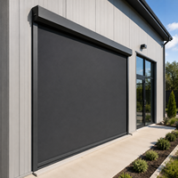 Persiana enrollable exterior motorizada de malla, resistente al viento, duradera y lisa, con sistema de riel lateral para pared de almacén moderno comercial