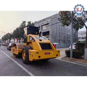Compacteur CAT CS683E d'occasion, faible nombre d'heures de fonctionnement, rouleau lourd pour la construction routière et le compactage des fondations, stock disponible depuis la Chine - Product Image 2