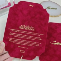 Menu de table de luxe en velours bordeaux, texte personnalisé en feuille d'or, forme découpée avec pompon doré, pour mariage et soirée masquée