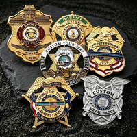 Badge Métallique Décoratif Personnalisé OEM en Forme de Bouclier, Écusson Commémoratif Plaqué en Relief 2D/3D