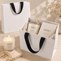 Sac shopping en papier blanc de luxe personnalisé avec poignée noire, logo gaufré à l'aveugle, sac cadeau en papier pour vêtements, bougies, emballages de beauté