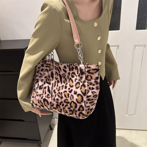 Nuova Borsa a Tracolla Trendy con Motivo Leopardato in Peluche, Chiusura a Cerniera e Fodera in Poliestere per Donne - Product Image 4