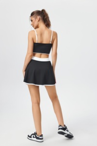 Completo sportivo color block con canotta, gonna da tennis, reggiseno da yoga e top sportivo ad alto impatto con design senza schienale. - Product Image 6