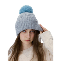 Gorros Mayoristas de Invierno con Bola de Pelo Suave y Cálida, Gorro de Punto Unisex Personalizado Bordado para Hombre y Mujer