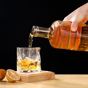 Bouteilles rondes en verre nervuré <span class=keywords><strong>de</strong></span> marque privée personnalisées avec couvercle en liège <span class=keywords><strong>Bouteille</strong></span> <span class=keywords><strong>de</strong></span> vin <span class=keywords><strong>de</strong></span> 750ml pour liqueur Vodka Brandy <span class=keywords><strong>Rhum</strong></span> Gin <span class=keywords><strong>Bouteille</strong></span> d'emballage - Product Image 4