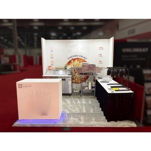 สองคนติดตั้งบูธไม้แบบโมดูลาร์อย่างรวดเร็วเพื่อปรับแต่งบูธสำหรับงานนิทรรศการและงานอีเวนต์ - Product Image 1